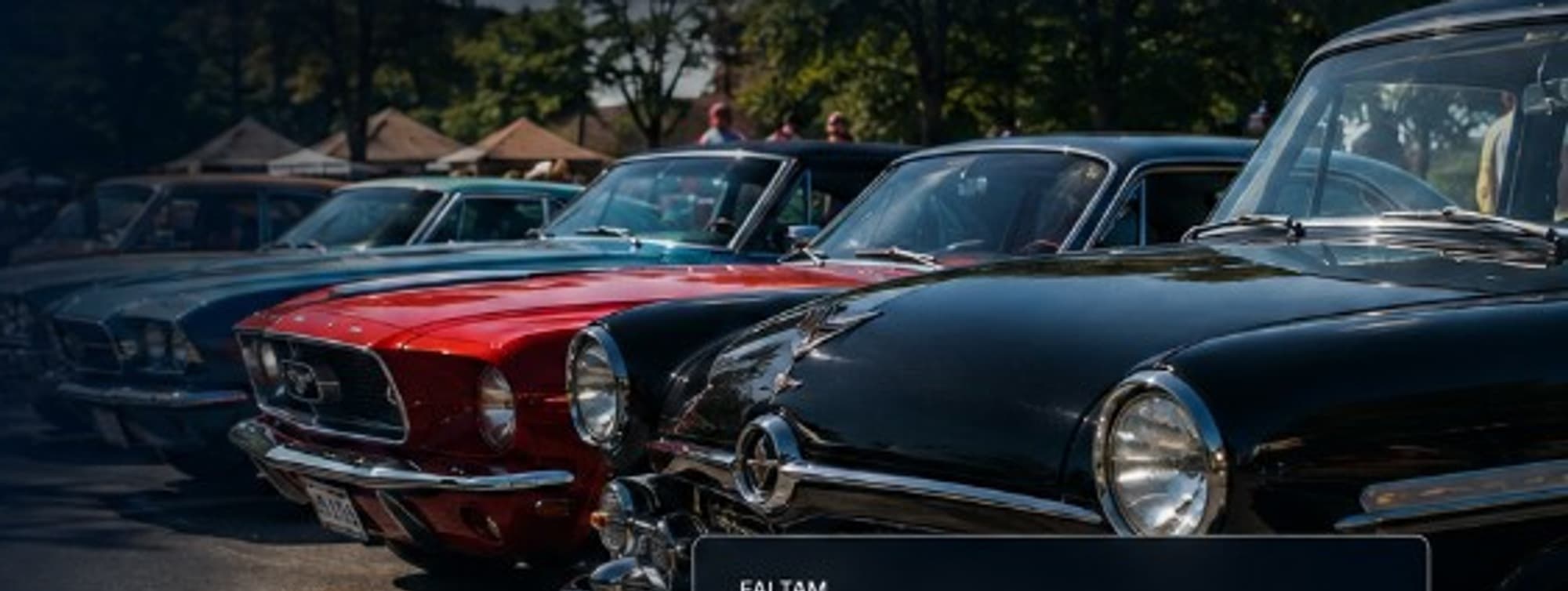 Mustangs e clássicos alinhados no Alphaville Old Cars